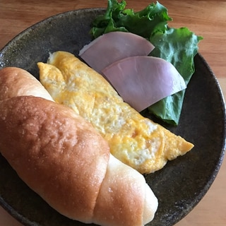 塩パンとチーズオムレツの朝ごはんプレート